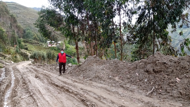 Imagen JPG de colaborador de la Contraloría caminando por la carretera de trocha, obra del camino vecinal en Huánuco.