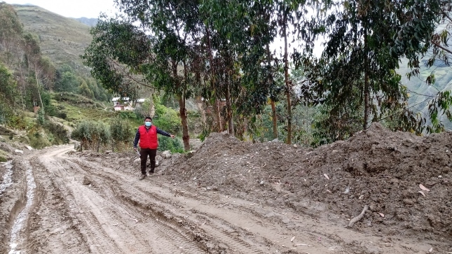 Imagen JPG de colaborador de la Contraloría caminando por la carretera de trocha, obra del camino vecinal en Huánuco.