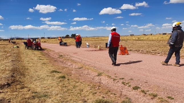 Imagen JPG de colaboradores de la Contraloría caminando por una carretera afirmada en camino vecinal Unocolla - Huray Jaran, del distrito de Juliaca, Puno.