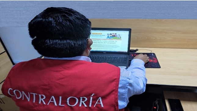Imagen JPG de colaborador de la Contraloría mirando su laptop y participando de la Audiencia Pública virtual en Puno.