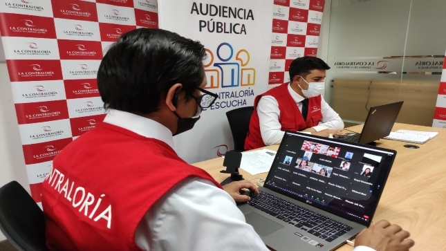 Imagen JPG de colaboradores de la Contraloría con sus laptops participando de la Audiencia Pública virtual Amazonas.
