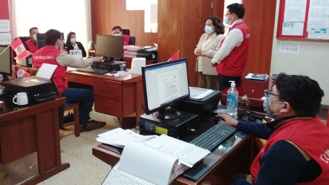 Imagen JPG de diferentes colaboradores trabajando en sus escritorios en la sede de la Gerencia Regional de Control de Áncash.