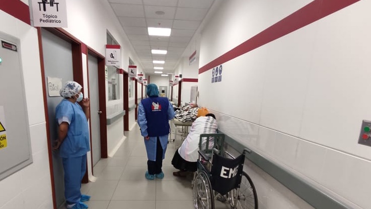 Foto de pacientes en pasadizo de hospital