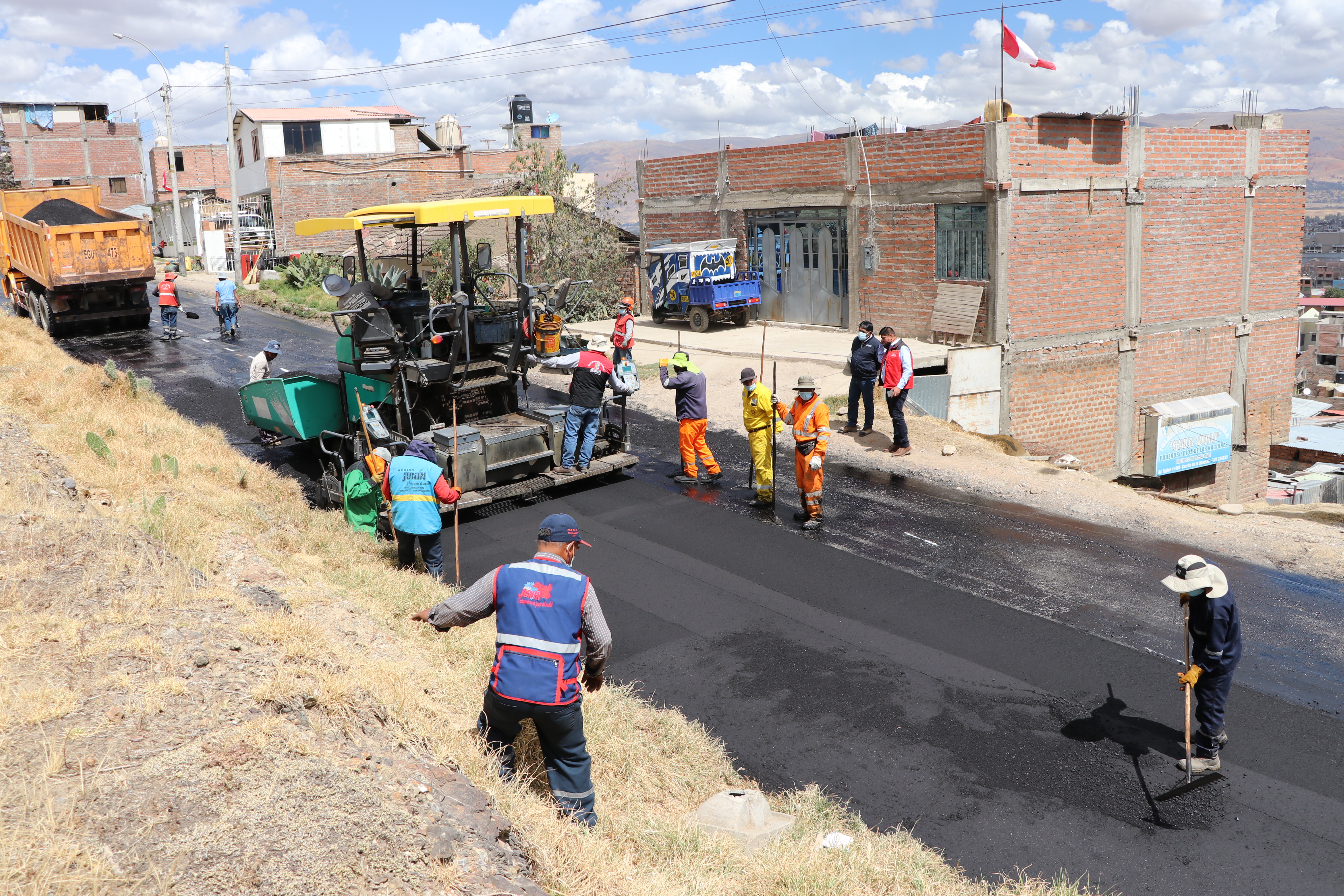 Supervisan avance de obra.