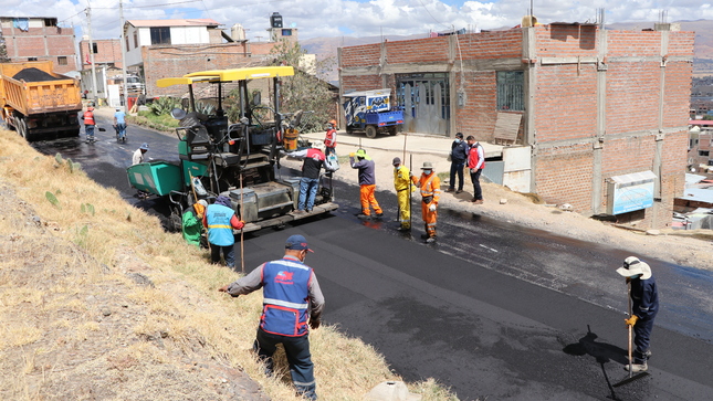 Supervisan avance de obra.