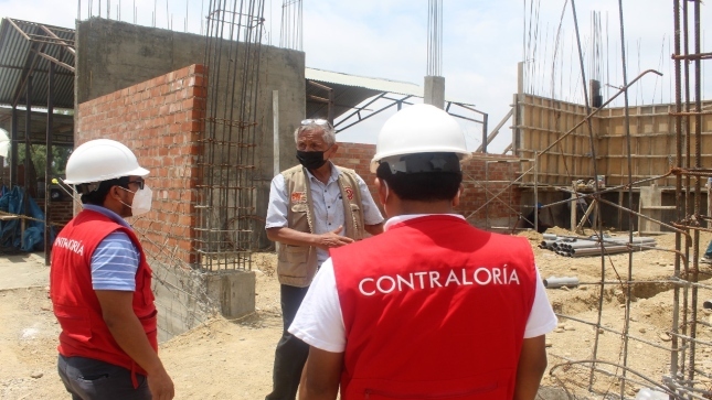 Colaboradores de la Contraloría supervisando obra en Tumbes.