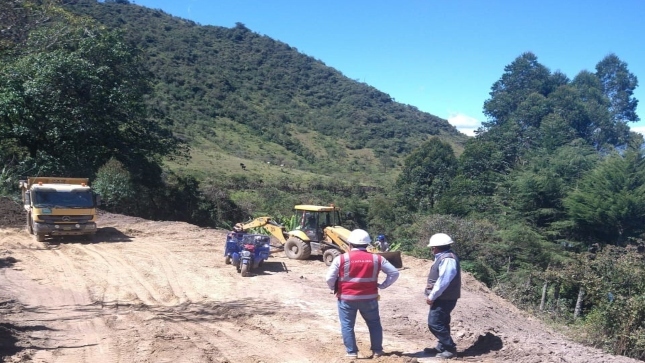 Imagen JPG de colaboradores de la Contraloría supervisando obra vial en Ayabaca, Piura.