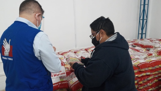 Foto de comisionado en almacén de Qali Warma