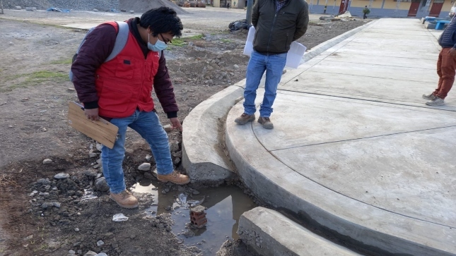 Imagen JPG de colaborador de la Contraloría supervisando obra de rehabilitación de pistas y veredas en distrito de Cocas en Huancavelica.