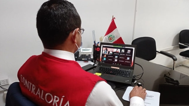 Imagen JPG de colaborador de la Contraloría sentado en su escritorio participando en la Audiencia Pública virtual en Áncash.