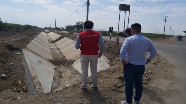 Imagen JPG de colaborador de la Contraloría supervisando obra del canal de riego en Chocope en La Libertad.