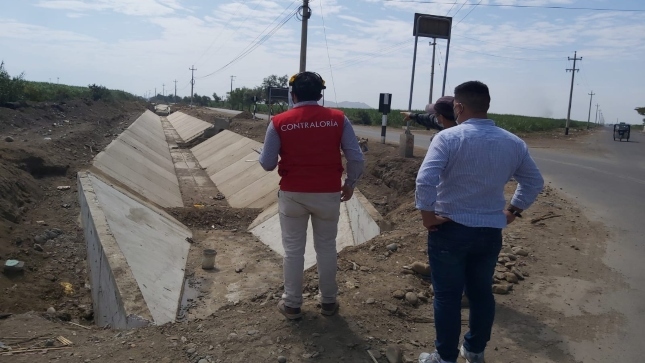 Imagen JPG de colaborador de la Contraloría supervisando obra del canal de riego en Chocope en La Libertad.
