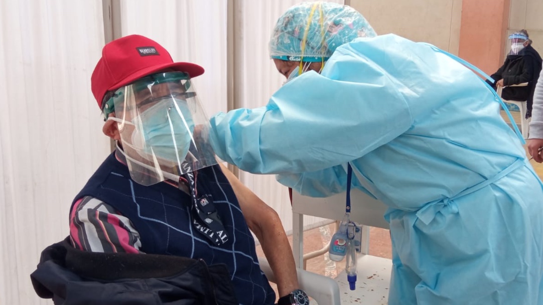 Foto de persona adulta mayor vacunándose