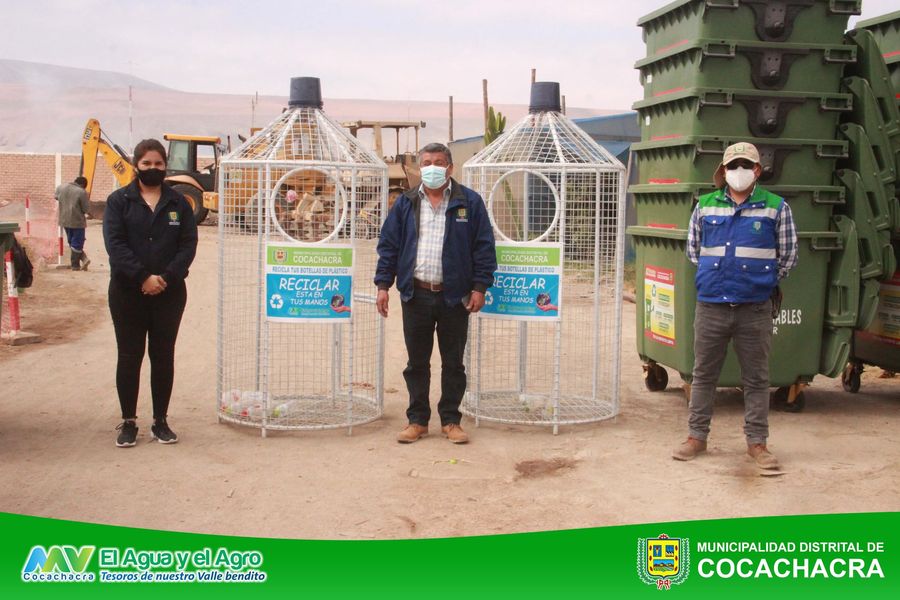 el alcalde del distrito de cocachacra, junto a dos funcionarios de la municipalidad y los bienes adquiridos (jaulas de acero para reciclaje)