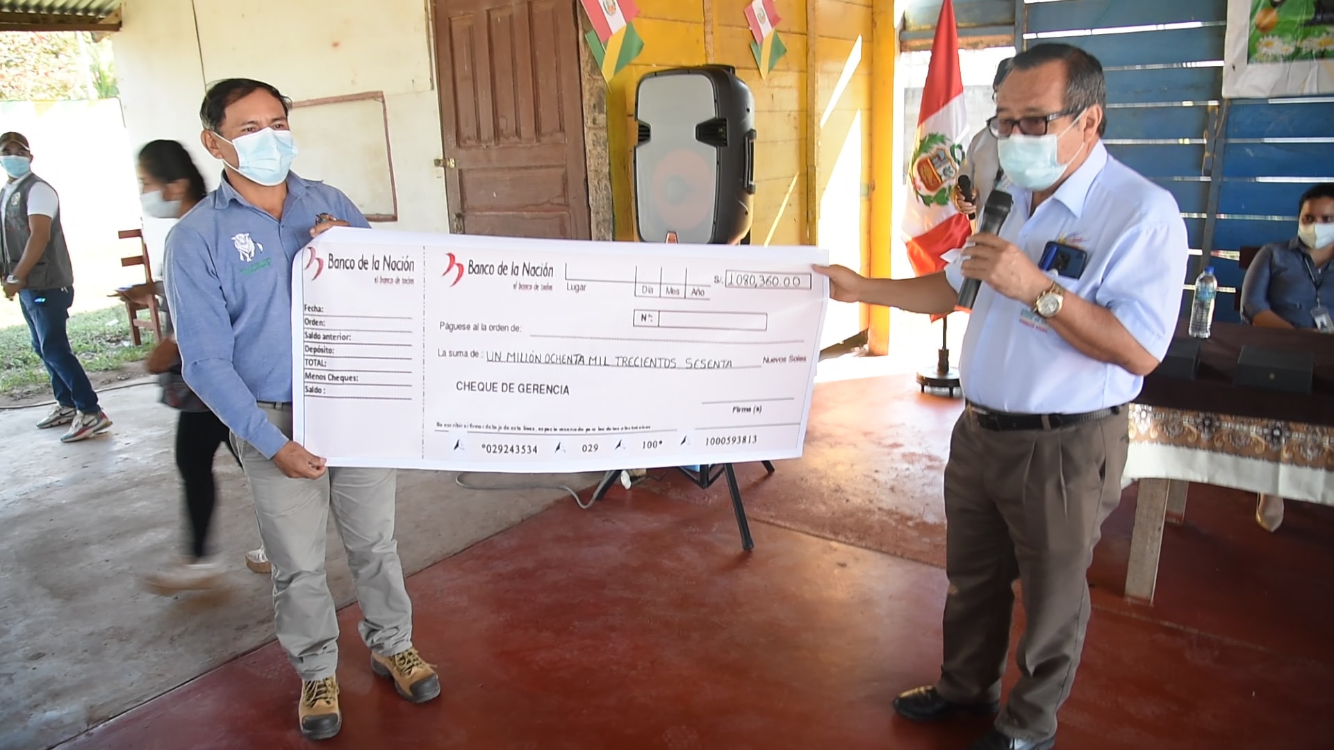 Gobernador entregó el cheque simbólico por más de un millón de soles.
