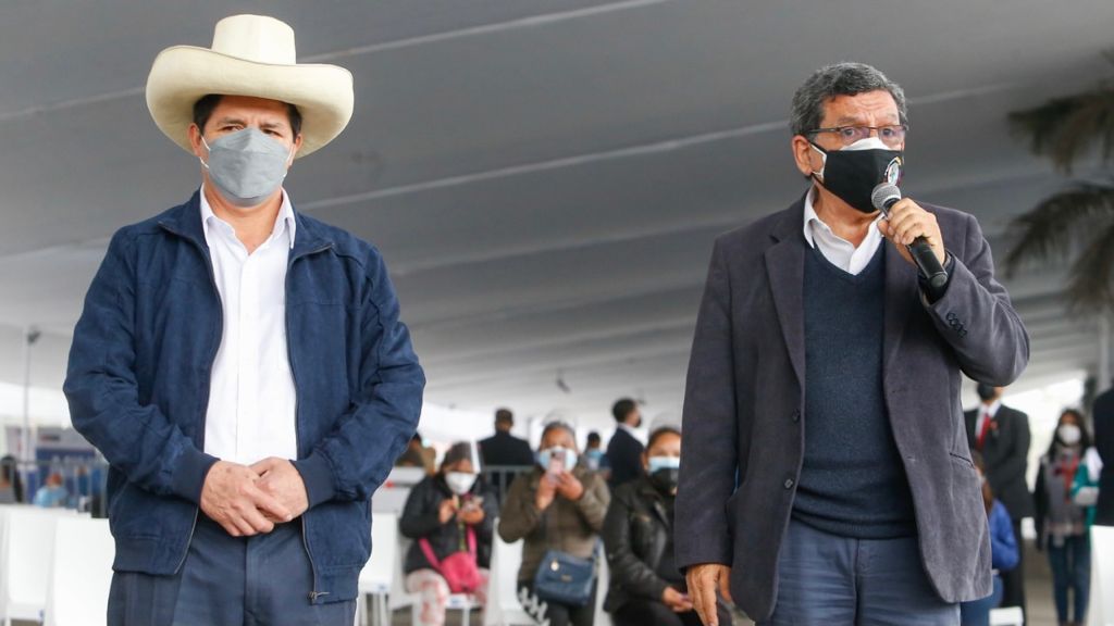 Presidente de la República, Pedro Castillo, junto al ministro de Salud, Hernando Cevallos