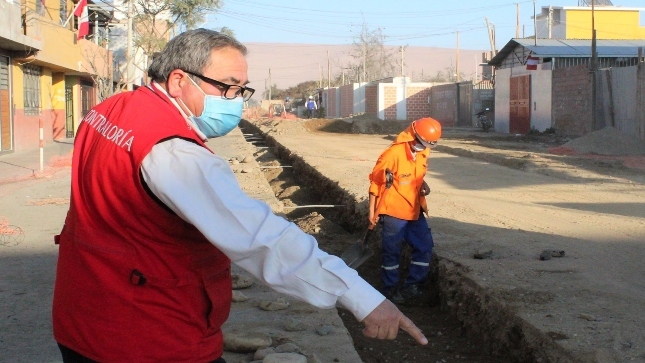Imagen JPG del personal de la Contraloría supervisando obra de abastecimiento de agua y saneamiento en la región Tacna.