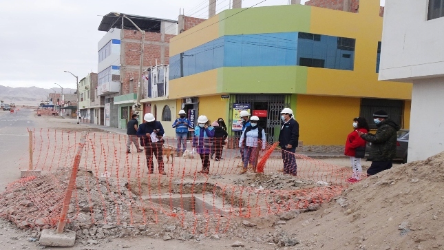 Imagen JPG de diferentes personas supervisando una obra de redes de agua y alcantarillado en los asentamientos humanos en Moquegua.