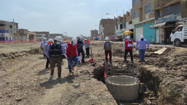 Imagen JPG de personal de la Contraloría y de otras instituciones supervisando obra de reconstrucción de la avenida Mariano Cornejo en Chiclayo, Lambayeque.