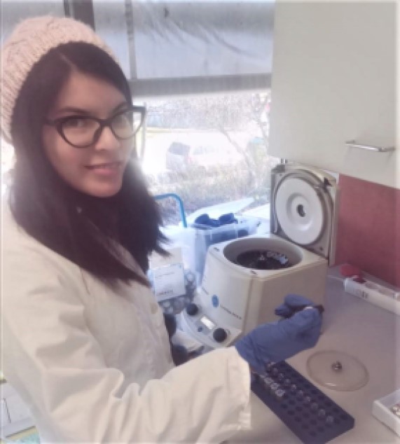 La becaria Joanna Kenit Huertas Parrales en un laboratorio en pleno trabajo como investigadora