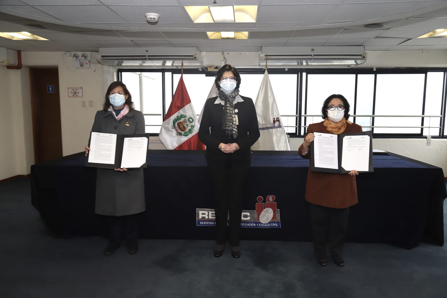 Fotografía de la nota de prensa RENIEC y el SIS firman convenio de acceso a la identidad y afiliación al seguro integral de salud