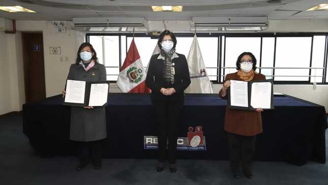 Fotografía de la nota de prensa RENIEC y el SIS firman convenio de acceso a la identidad y afiliación al seguro integral de salud
