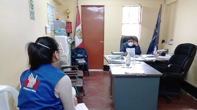 Foto de comisionada de la Defensoría del Pueblo con representante del hospital