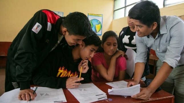 Docente enseñando a sus estudiantes en una clase de aula