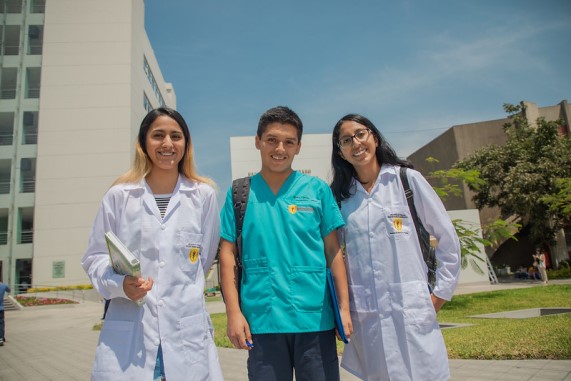 El Compromiso de Servicio al Perú es un documento que firman los ganadores de las becas y los créditos educativos