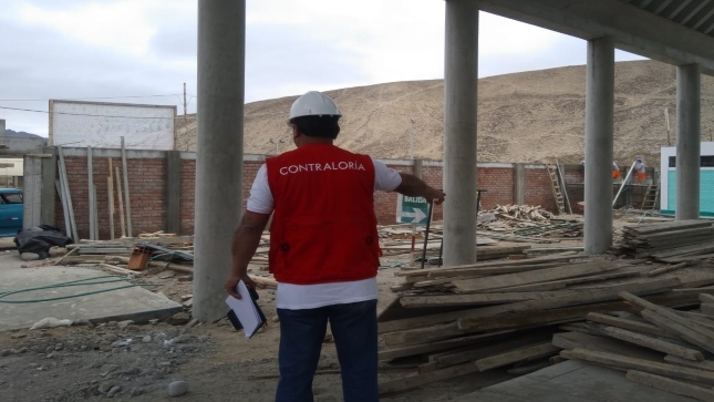 Imagen JPG de colaborador de la Contraloría supervisando obra de construcción de colegio en distrito de Llipata en Ica.