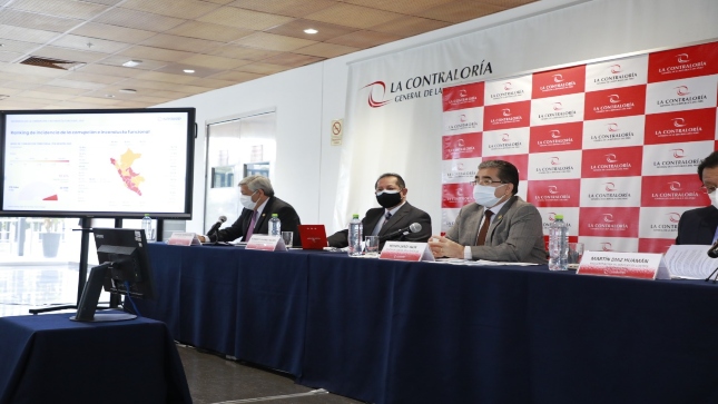Imagen JPG del Contralor General junto al Secretario General y Vicecontralores sentados en la mesa central y participando de la conferencia de prensa.