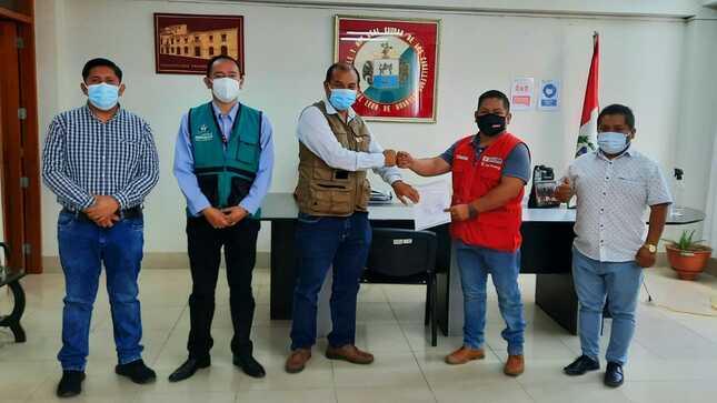 Acto simbólico, el alcalde Villavencio Guardía, en compañía de sus regidores Alberto Sánchez Pérez y Jherson Cruz Ortega, así como el jefe de la OMAPED, Mitchell Jara Figueroa, hizo entrega de esta resolución al coordinador regional del Conadis de la provincia de Huánuco.