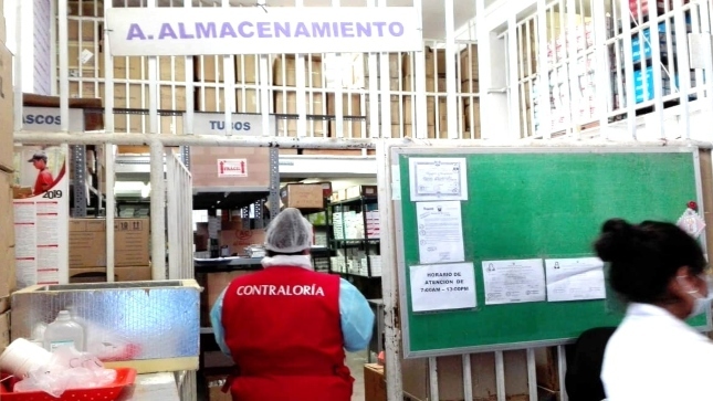 Imagen JPG de colaborador de la Contraloría supervisando almacén del Hospital Regional de Cusco.