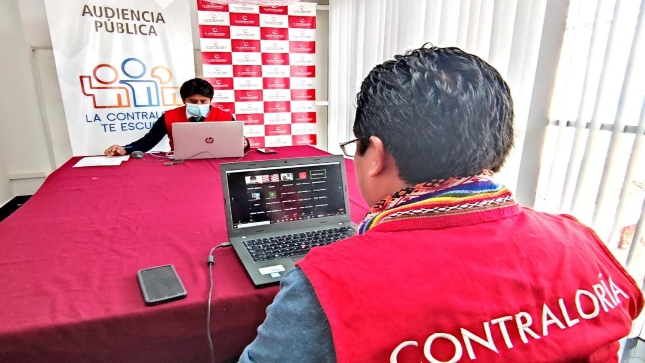 Imagen JPG de dos colaboradores de la Contraloría participando de la Audiencia Pública virtual en Cusco.