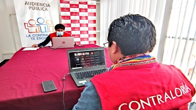 Imagen JPG de dos colaboradores de la Contraloría participando de la Audiencia Pública virtual en Cusco.