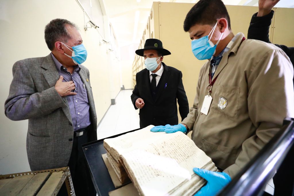 Ministro de Cultura visitó sedes del Archivo General de la Nación