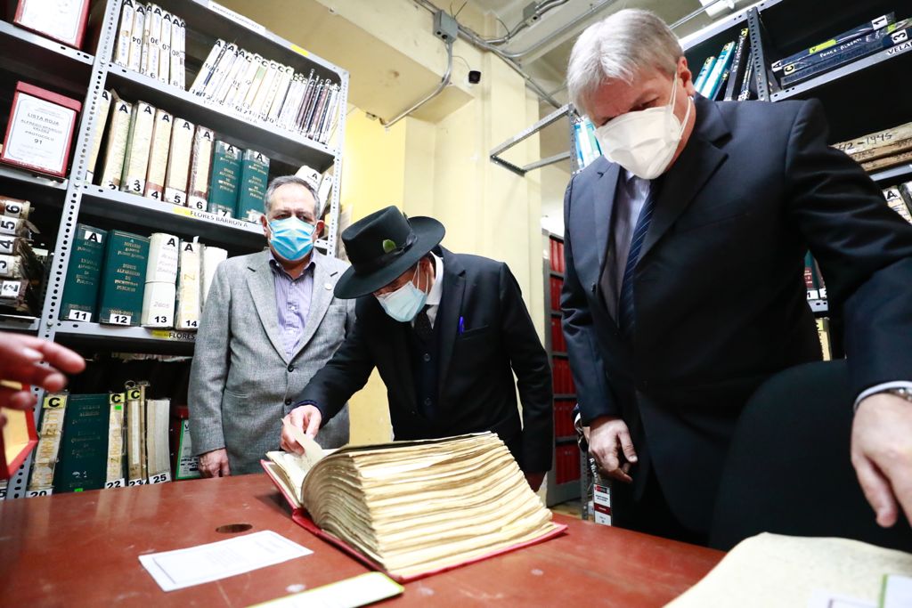 Ministro de Cultura visitó sedes del Archivo General de la Nación