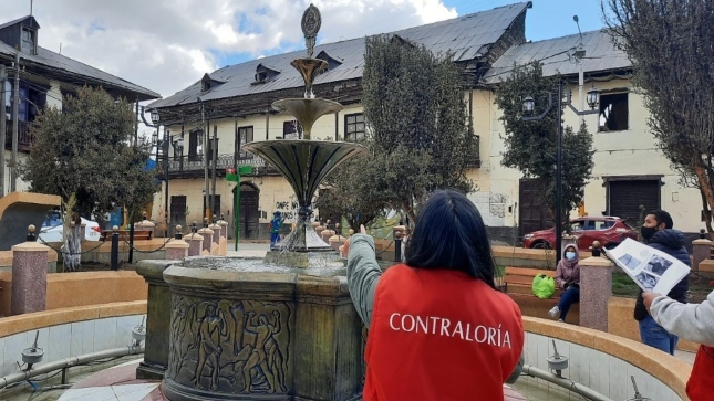 Imagen JPG de colaborador de la Contraloría supervisando remodelación de la plaza Chaupimarca en Pasco.