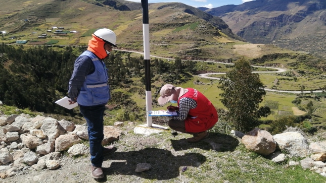 Archivo JPG de colaborador de la Contraloría supervisando obra de servicios de mantenimiento de caminos vecinales en Angaraes, Huancavelica.