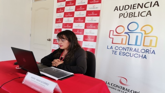 Colaboradora de la Contraloría mirando su laptop y participando en la Audiencia Pública virtual Apurímac.