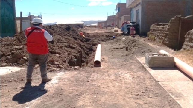 Imagen JPG de colaborador de la Contraloría supervisando obra de saneamiento en Puno.