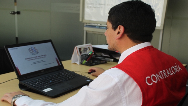 Imagen JPG del colaborador de la Contraloría participando en la Audiencia Pública virtual en Arequipa.