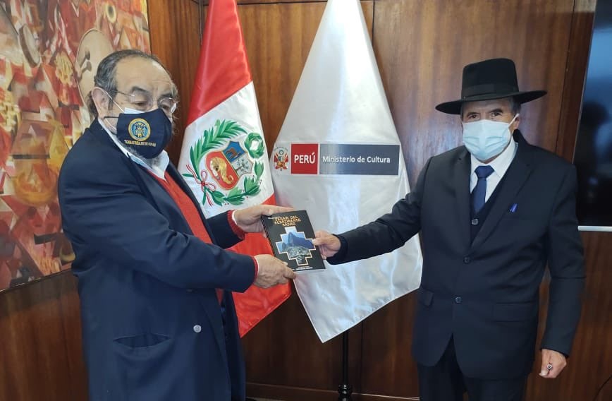 Ministro de Cultura otorga reconocimiento a arqueólogo Walter Alva por los servicios brindados al Estado y la Nación
