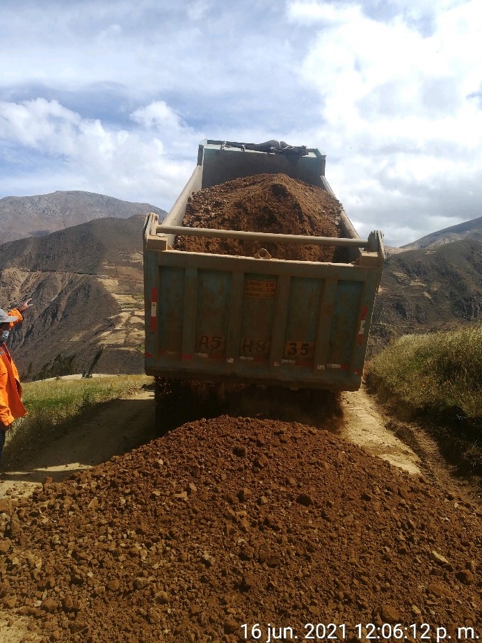 FOTOGRAFÍA N°04. TENDIDO DE MATERIAL DE AFIRMADO PREPARADO EN CANTERA, PUESTO EN ZONA DE TRABAJO.