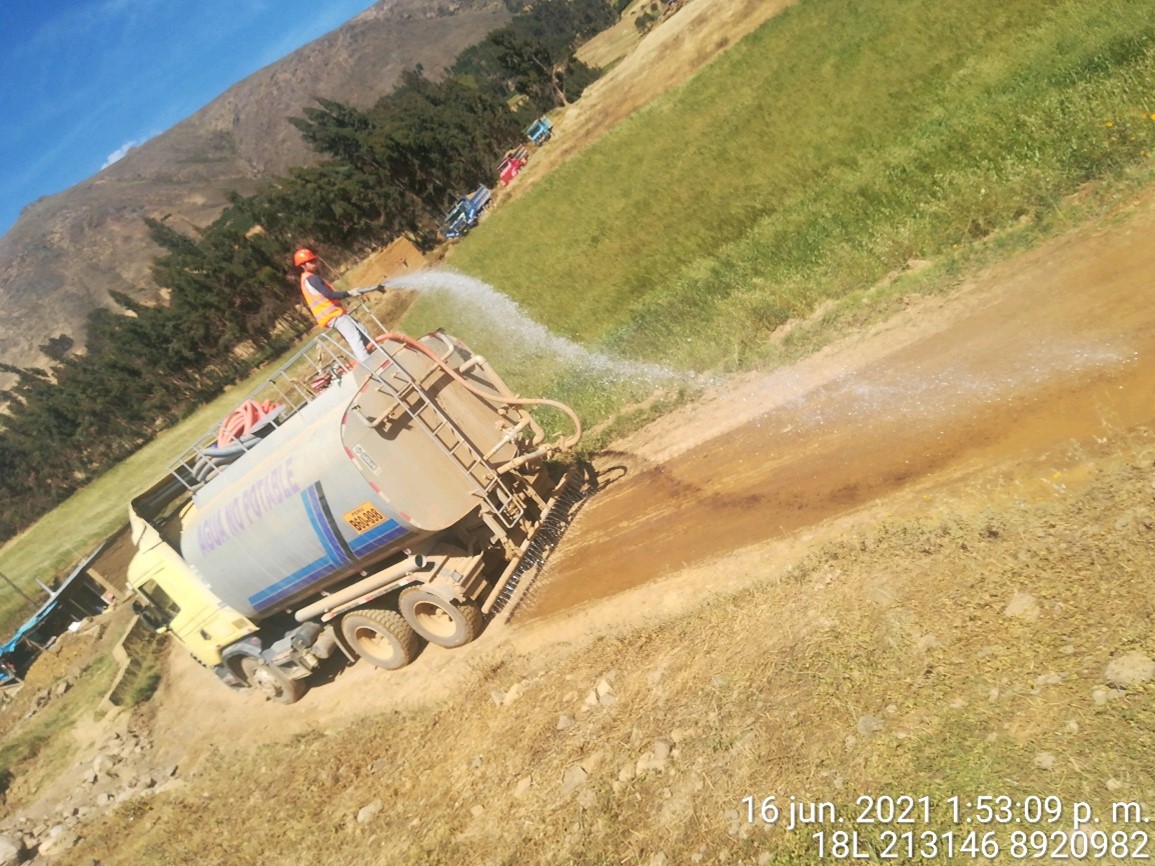 FOTOGRAFÍA N°05. PROCESO DE HUMEDAD A LA PLATAFORMA CON CISTERNA.