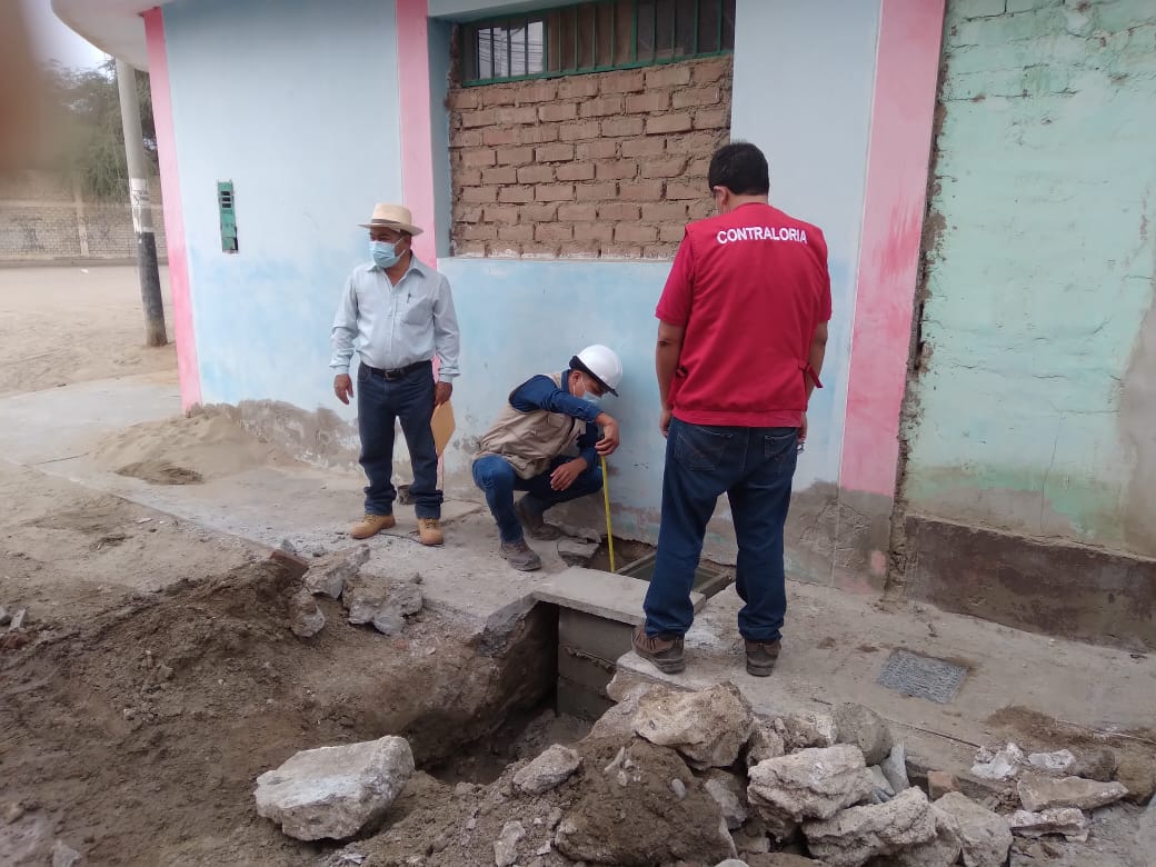 Imagen JPG de colaboradores de la Contraloría supervisando obra en Lambayeque. 