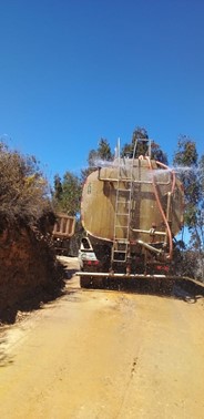 FOTOGRAFÍA N°04. PROCEDIENDO A HUMEDECER A LA PLATAFORMA AFIRMADA PARA PROCEDER CON EL COMPACTADO