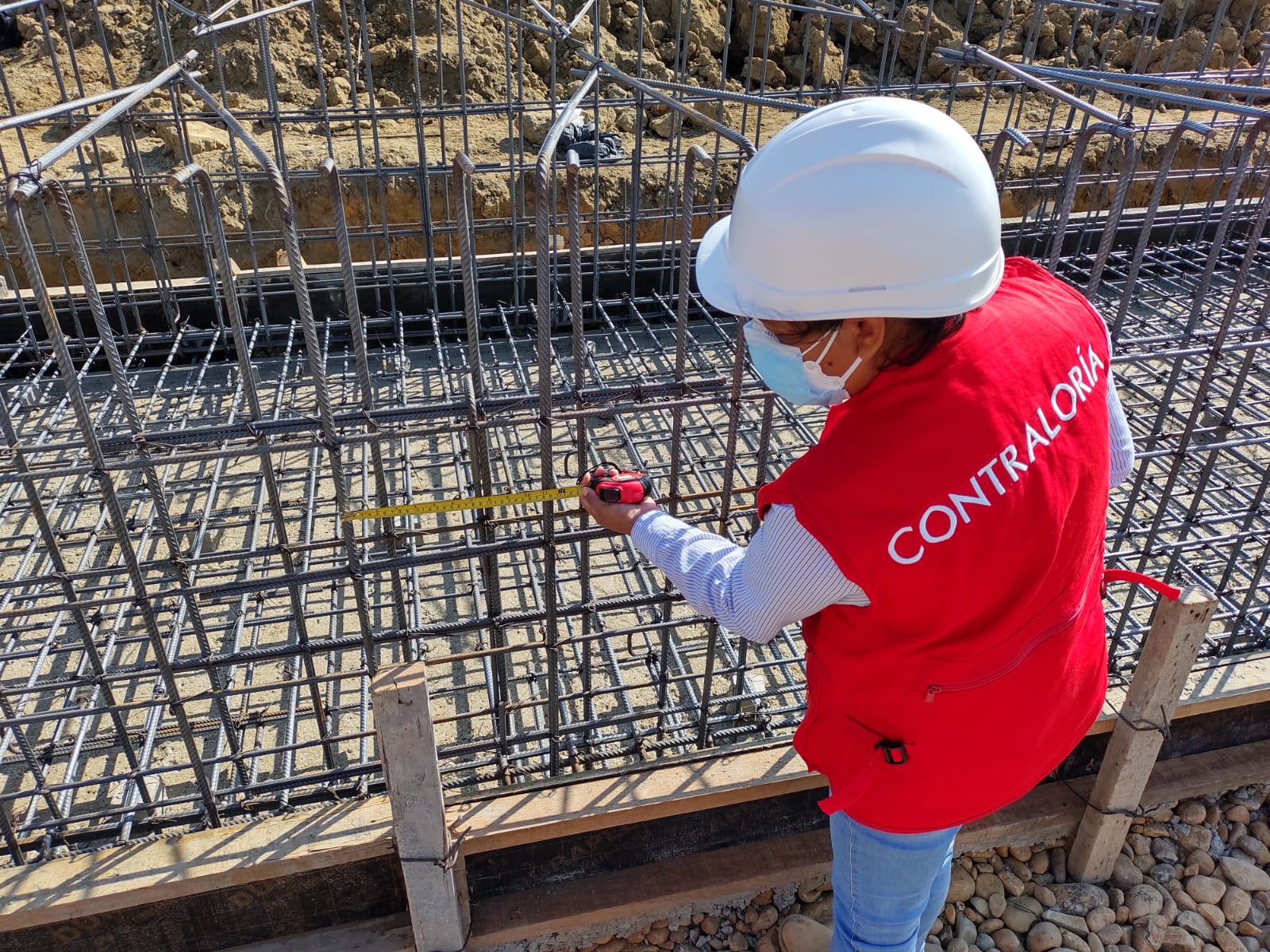 Imagen JPG de colaborador de la Contraloría supervisando la obra vía La Costanera 2 en Piura.