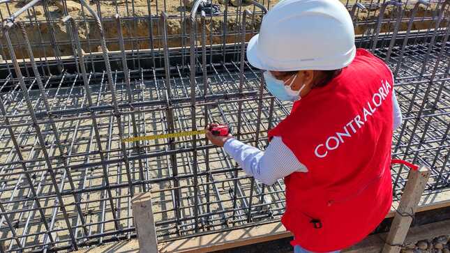 Imagen JPG de colaborador de la Contraloría supervisando la obra vía La Costanera 2 en Piura.