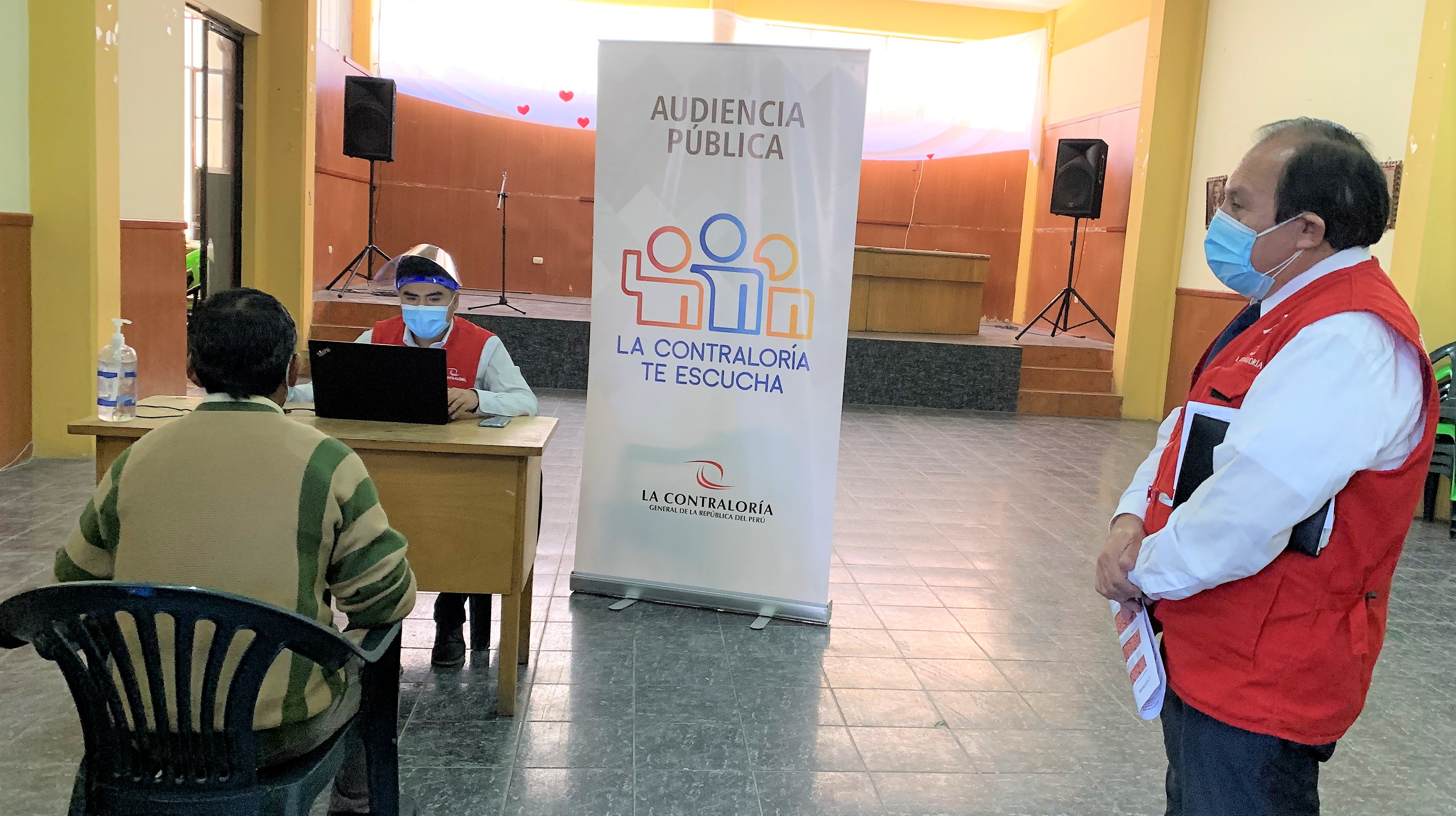 Imagen JPG del personal de la Contraloría junto a un ciudadano participando en la Audiencia Pública Tacna.